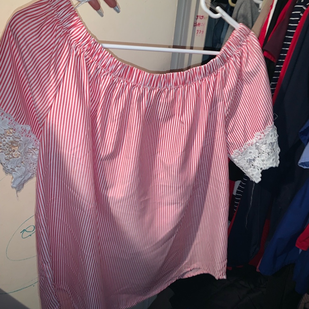 Blouse off the shoulder